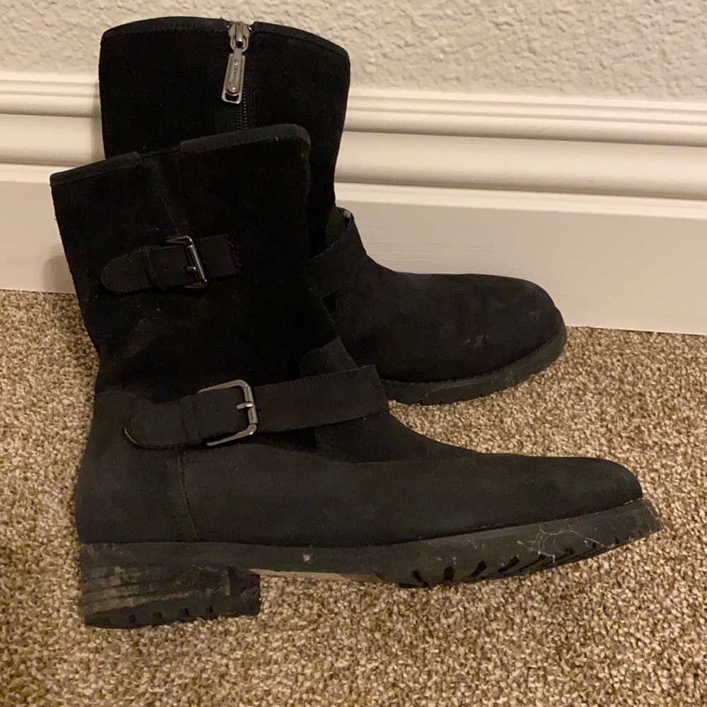Black winter boots